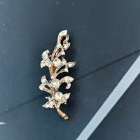Spilla vintage floreale dorata con strass