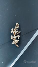 Spilla vintage floreale dorata con strass