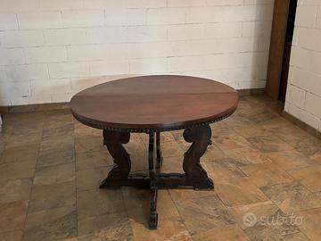 Tavolo antico allungabile in legno massello.