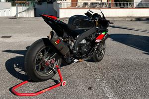Aprilia rsv4 1100 factory 2019 nero Pista