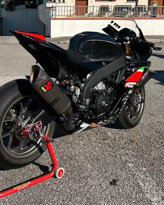 Aprilia rsv4 1100 factory 2019 nero Pista