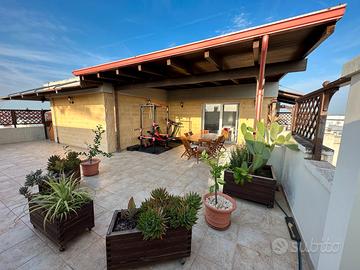 Attico con ampio terrazzo a livello