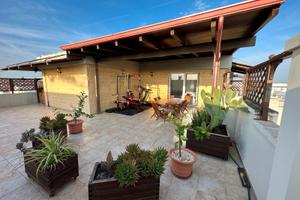 Attico con ampio terrazzo a livello