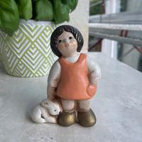 Tini’s bimba con coniglio, maglia Rosa, Thun