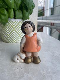 Tini’s bimba con coniglio, maglia Rosa, Thun