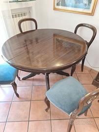 divani e tavolo rotondo antico