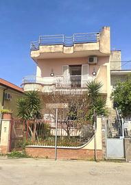 Villetta con spazio esterno e box