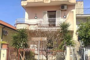 Villetta con spazio esterno e box