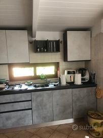 Cucina con tavolo e sedie