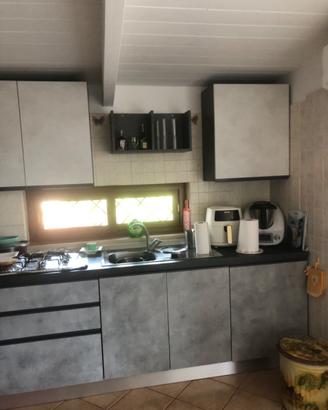 Cucina con tavolo e sedie