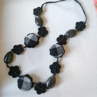 Collana lunga in tessuto