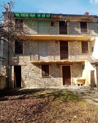 Rustico / Casale di 180 m² con più di 5 locali e b