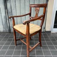 Sedia antica con braccioli