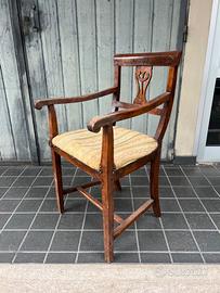 Sedia antica con braccioli