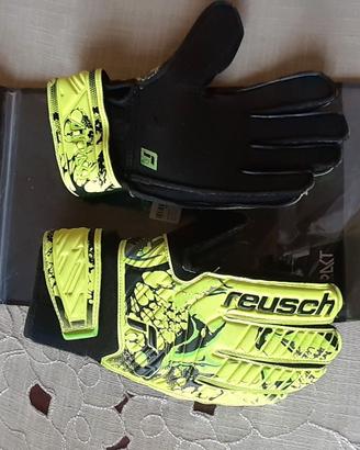 GUANTI DA PORTIERE e  SCARPE DA CALCIATORE