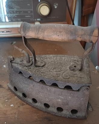 Ferro da stiro a carbone d'epoca