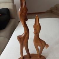 Statuina legno cervo femmina con piccolo leggere 