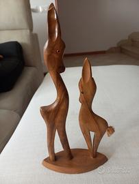 Statuina legno cervo femmina con piccolo leggere 