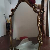 Specchio con cornice in legno intagliato