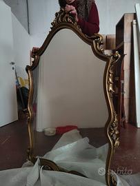 Specchio con cornice in legno intagliato