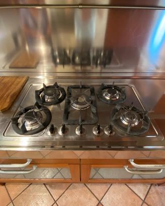 CUCINA 5 FUOCHI + CAPPA INTAGRATA