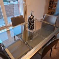 Tavolo in vetro Ikea e sedie grigie Maison du Mond