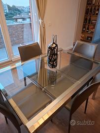 Tavolo in vetro Ikea e sedie grigie Maison du Mond