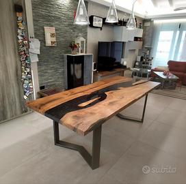 Tavoli fatti a mano in legno e resina 