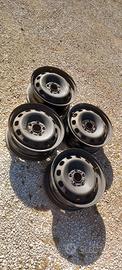 4 cerchi in ferro Ford e 2 gomme termiche +bulloni