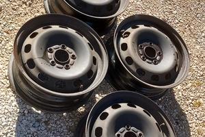 4 cerchi in ferro Ford e 2 gomme termiche +bulloni