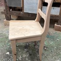 Due sedie in castagno  fatte a mano.