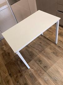 Scrivania da Lavoro con passacavi