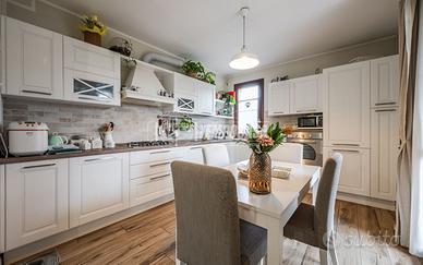 Ampia villetta con giardino e spazi luminosi