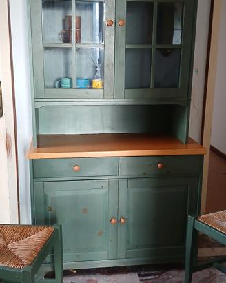 Credenza shabby con sedie