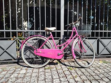 Bici da donna completa di cestino,