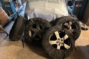 Cerchi in lega con  gomme termiche