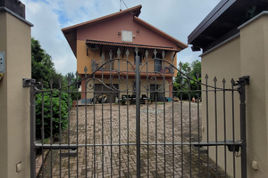 Villa bifamiliare libera su 4 lati con terreno