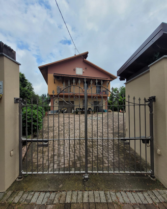 Villa bifamiliare libera su 4 lati con terreno