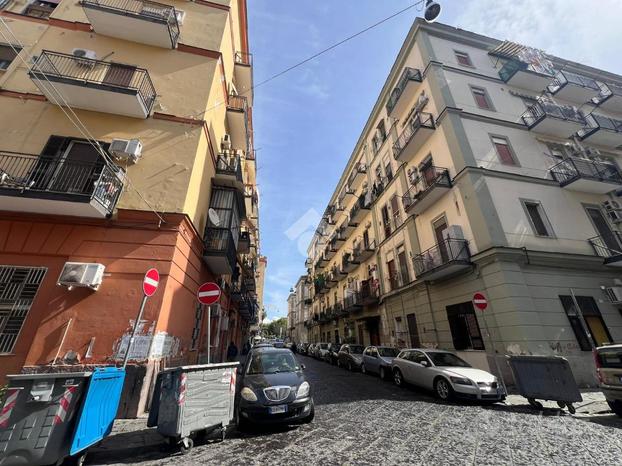 NEGOZIO A NAPOLI