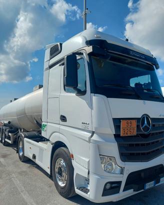 Mercedes Actros 1848 + semirimorchio cisterna ADR