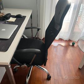 Sedia da ufficio ergonomica nera con schienale