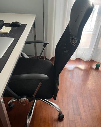 Sedia da ufficio ergonomica nera con schienale