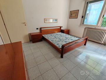 LETTO MATRIMONIALE CON DUE COMODINI