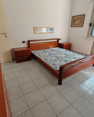 LETTO MATRIMONIALE CON DUE COMODINI