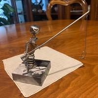 Statuina di pescatore che fuma la pipa