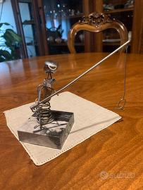 Statuina di pescatore che fuma la pipa