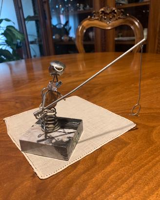 Statuina di pescatore che fuma la pipa