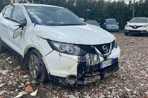 NISSAN QASHQAI incidentata