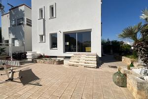 Villa su 2 livelli ampio girdino e taverna living