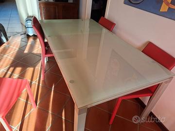tavolo di vetro allung.6/8 posti +4 sedie in pelle